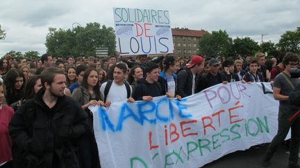 Une manifestation de lyc&eacute;ens, de parents d'&eacute;l&egrave;ves et de professeurs s'est d&eacute;roul&eacute;e, jeudi 28 mai 2015, &agrave; Saint-Maur-des-Foss&eacute;s (Val-de-Marne), pour soutenir un &eacute;l&egrave;ve menac&eacute; de mort pour avoir rendu hommage &agrave; "Charlie Hebdo" dans le journal du lyc&eacute;e Marcelin-Berthelot. (CHRISTOPHE RAUZY / FRANCETV INFO)